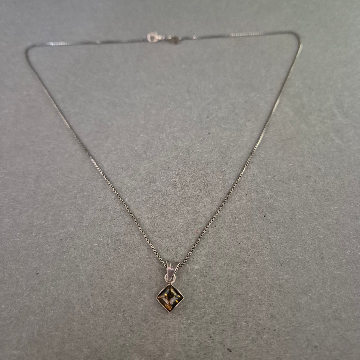 Zarte Silberkette mit quadratischem Anhänger – Schlichte Eleganz