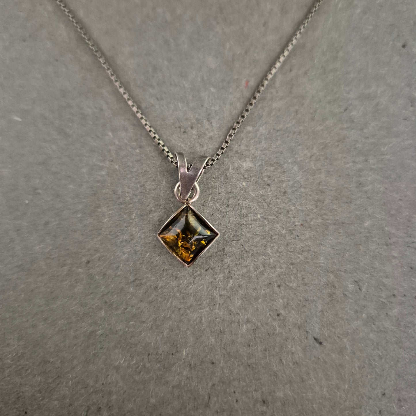 Zarte Silberkette mit quadratischem Anhänger – Schlichte Eleganz