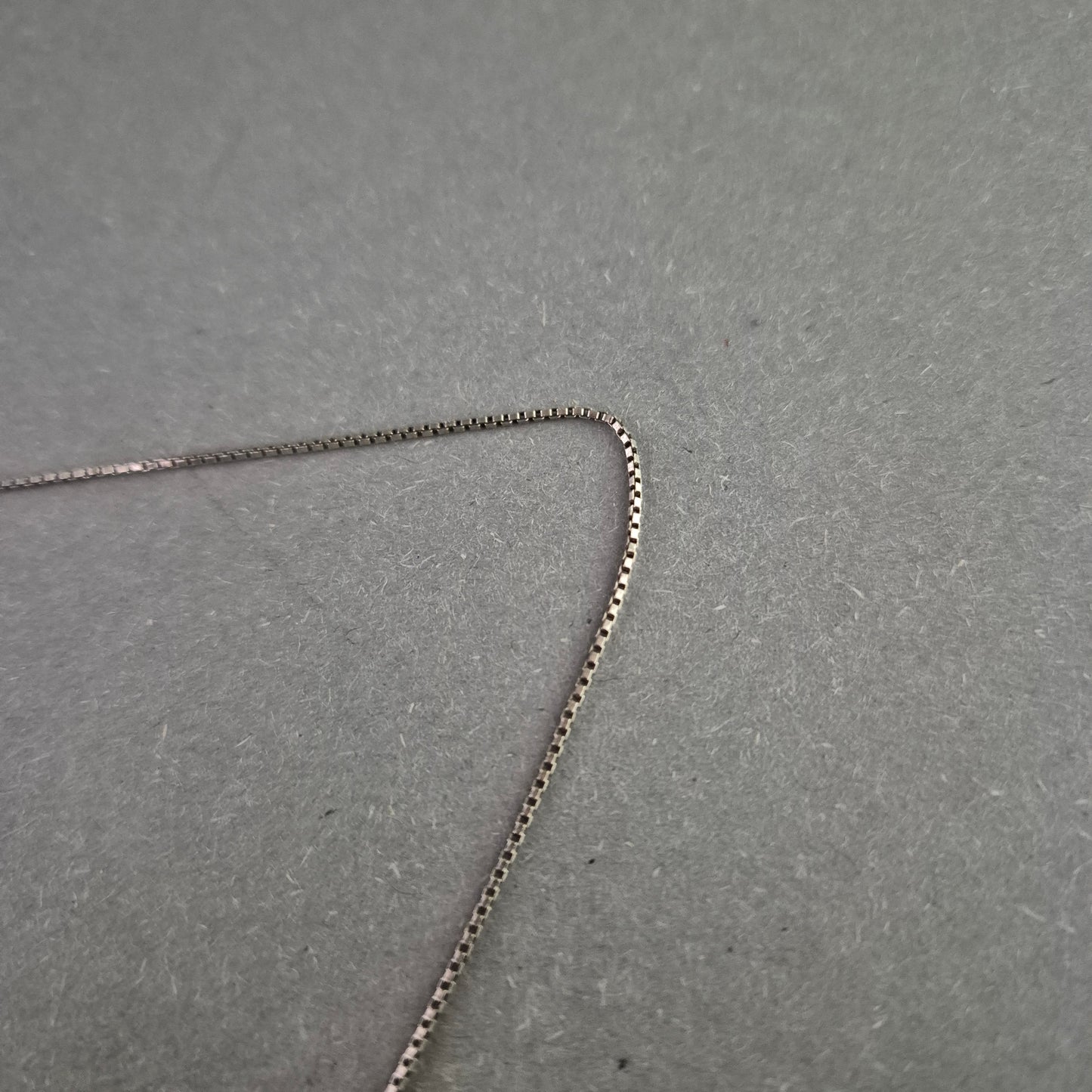 Zarte Silberkette mit quadratischem Anhänger – Schlichte Eleganz