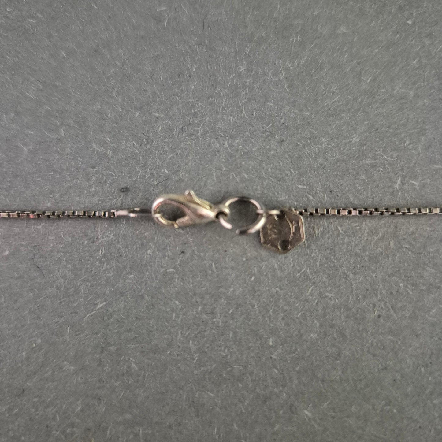 Zarte Silberkette mit quadratischem Anhänger – Schlichte Eleganz