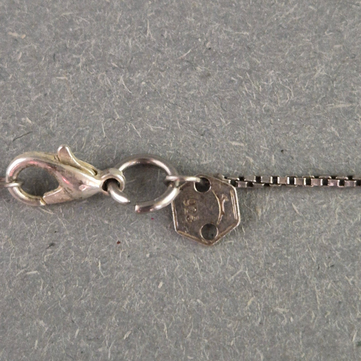 Zarte Silberkette mit quadratischem Anhänger – Schlichte Eleganz