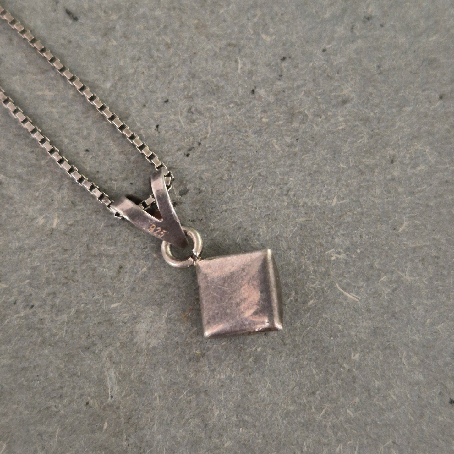 Zarte Silberkette mit quadratischem Anhänger – Schlichte Eleganz