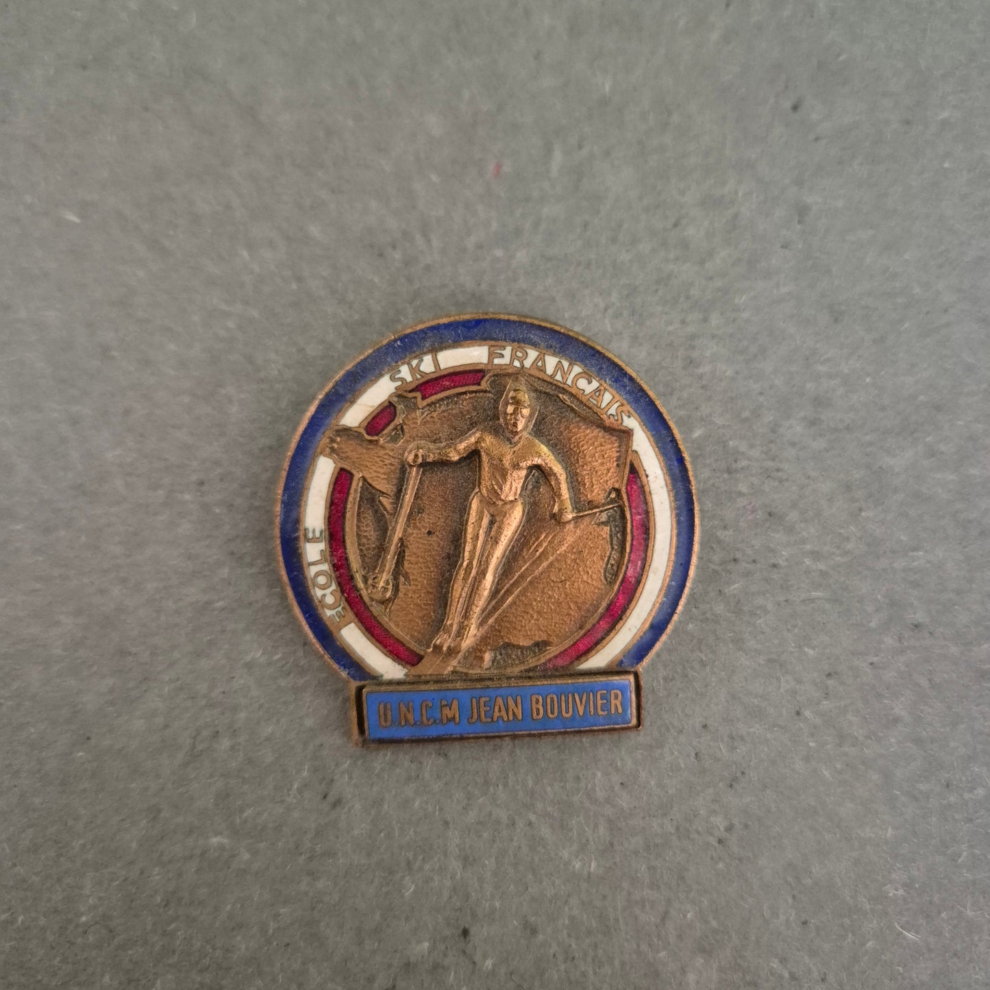 Vintage Skischule-Pin „U.N.C.M Jean Bouvier“ – Sammlerstück aus Frankreich