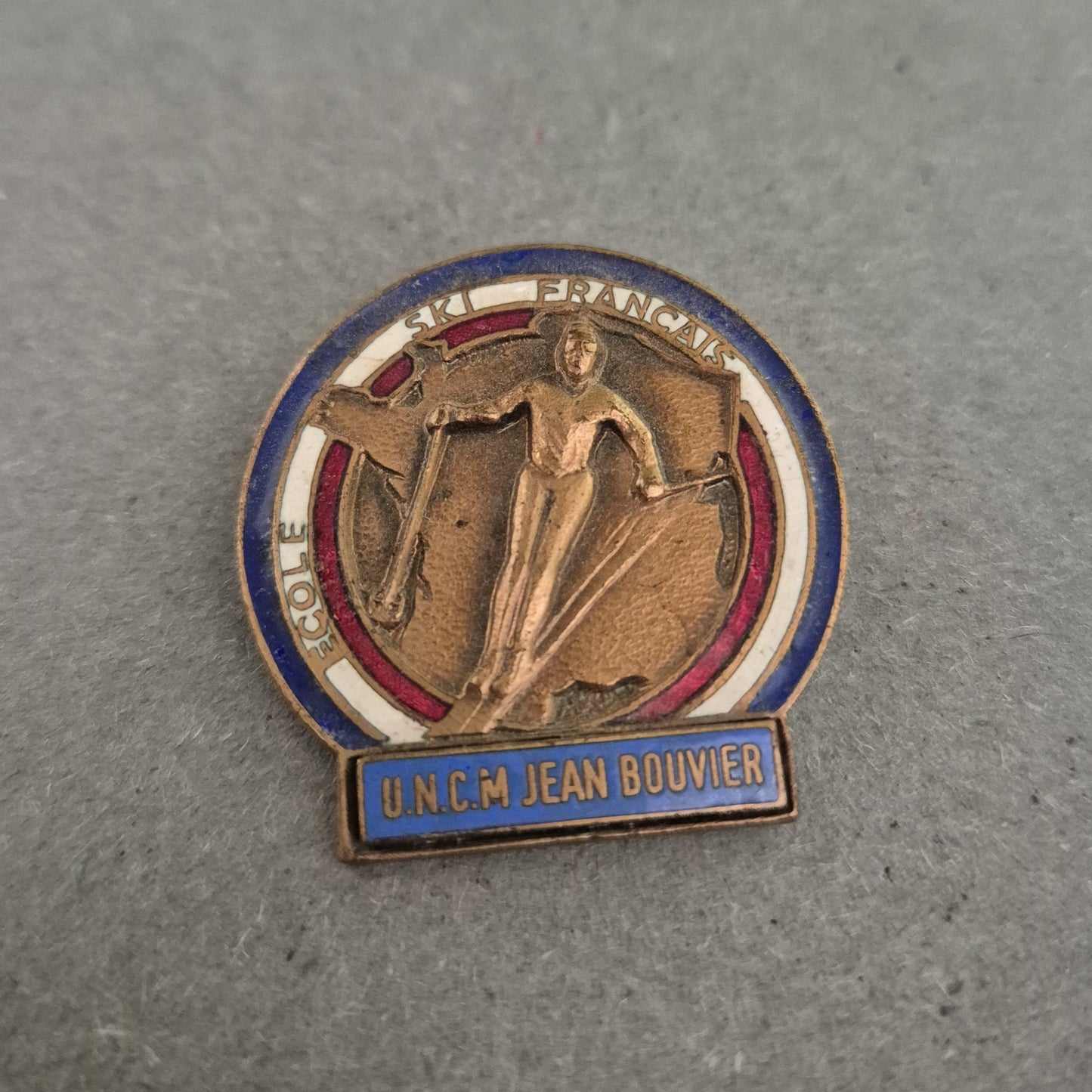 Vintage Skischule-Pin „U.N.C.M Jean Bouvier“ – Sammlerstück aus Frankreich
