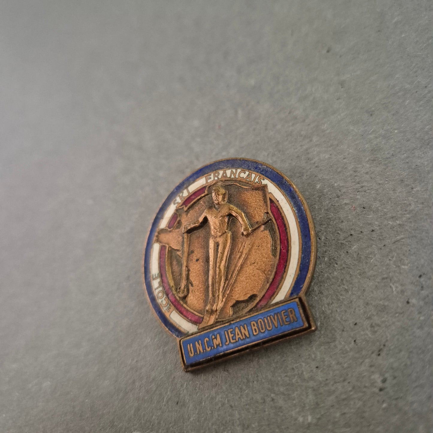 Vintage Skischule-Pin „U.N.C.M Jean Bouvier“ – Sammlerstück aus Frankreich