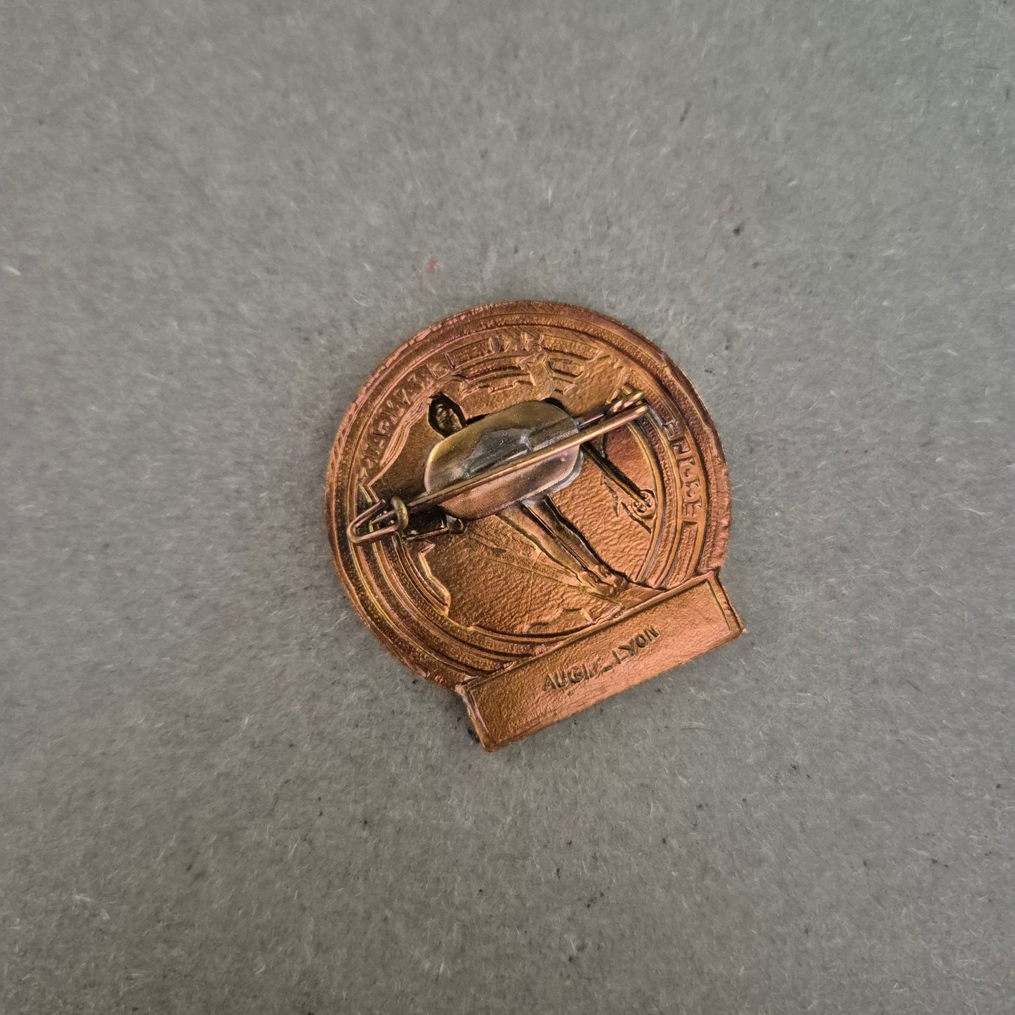 Vintage Skischule-Pin „U.N.C.M Jean Bouvier“ – Sammlerstück aus Frankreich