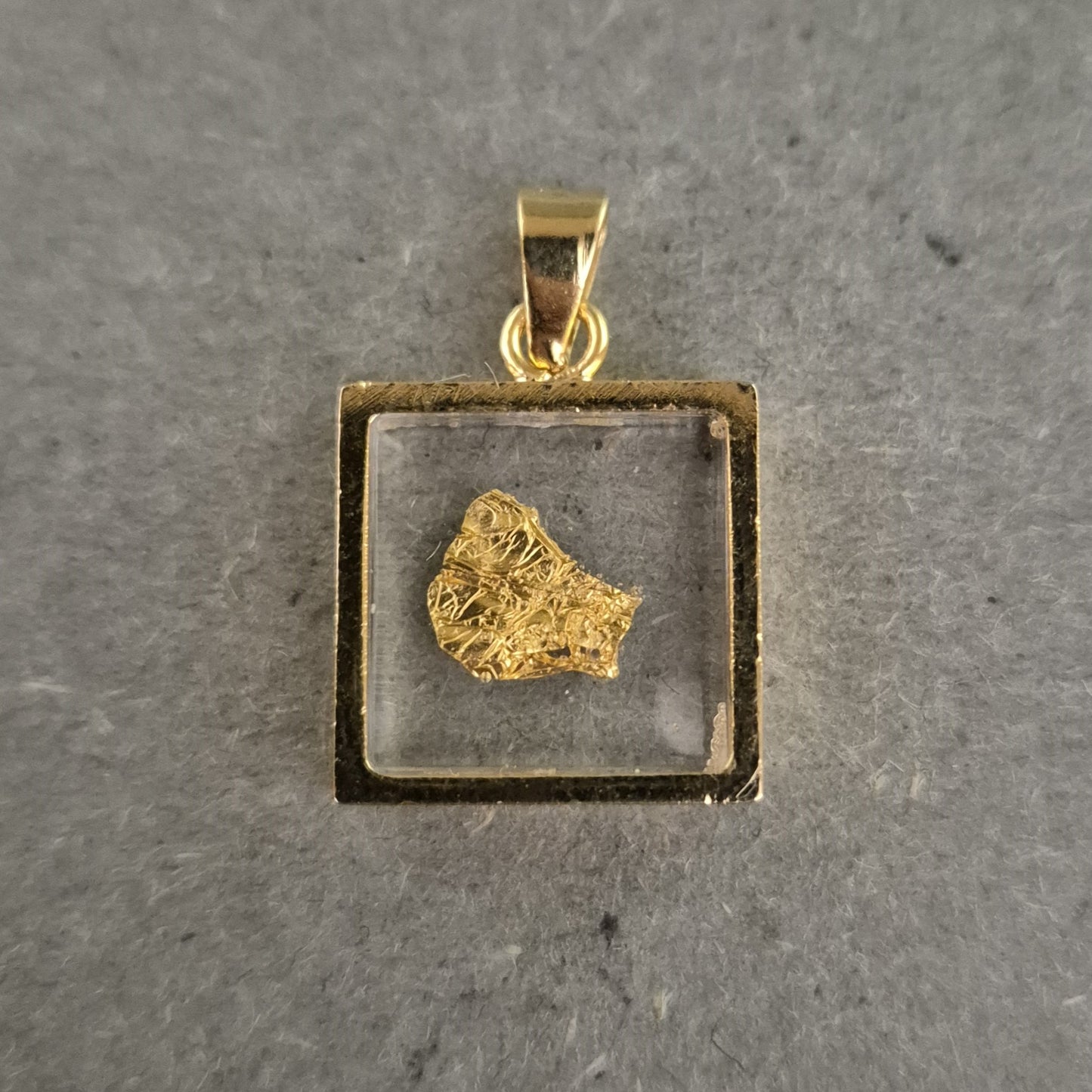 Goldener Anhänger mit Naturgold-Nugget – Elegantes Unikat im Rahmen