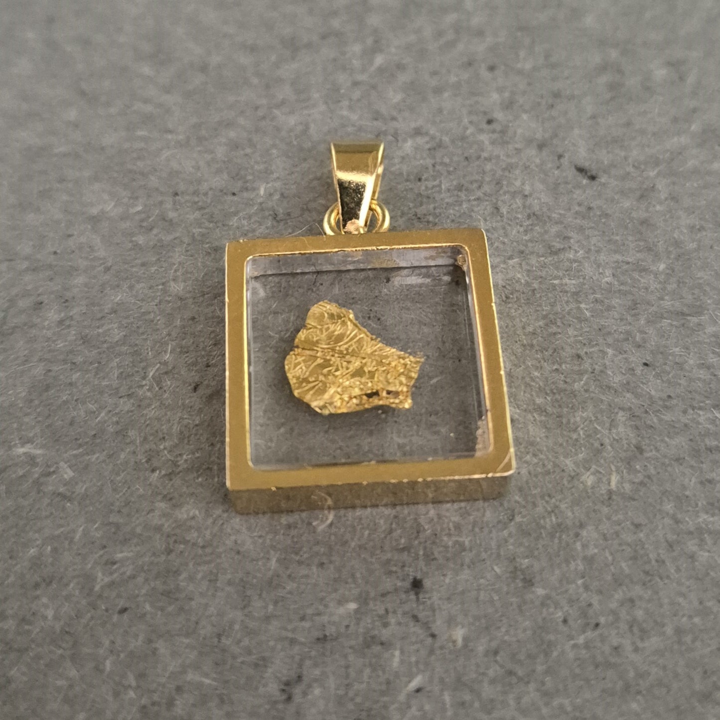 Goldener Anhänger mit Naturgold-Nugget – Elegantes Unikat im Rahmen