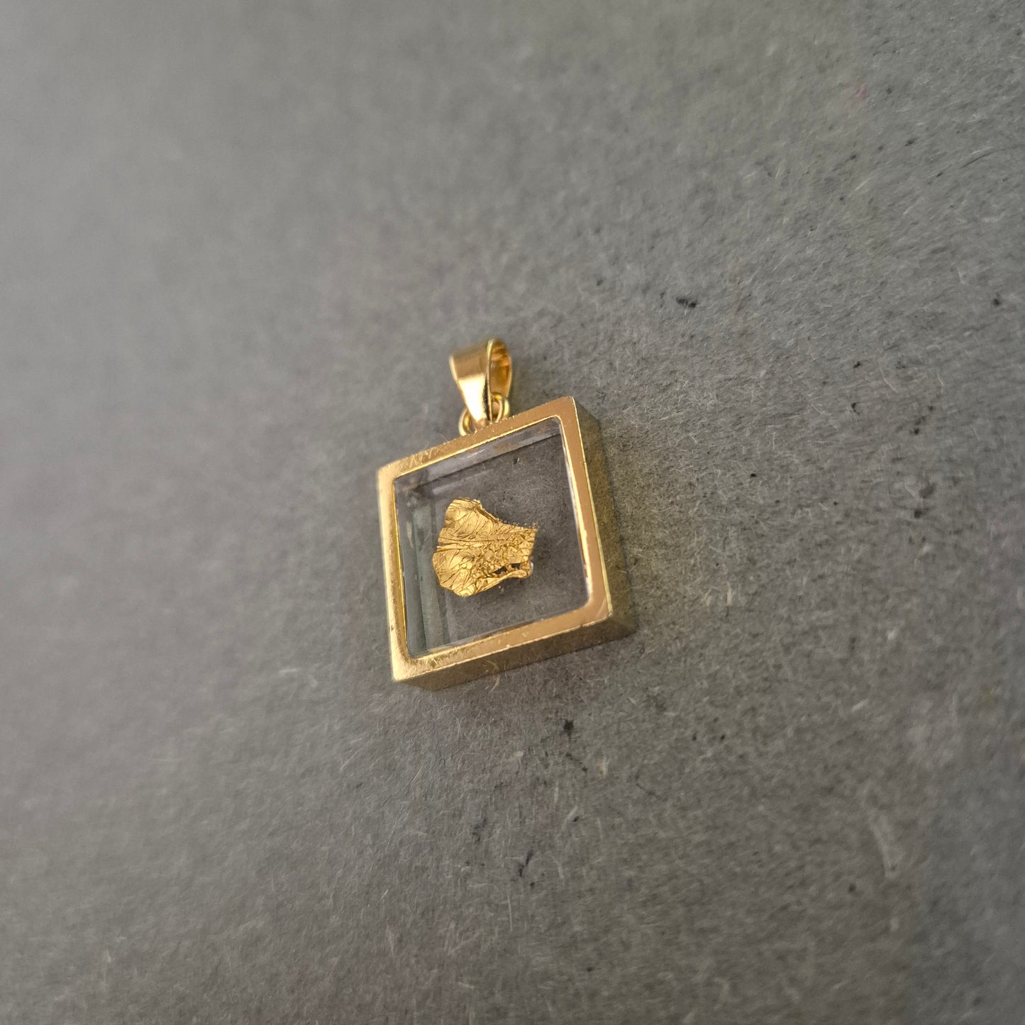Goldener Anhänger mit Naturgold-Nugget – Elegantes Unikat im Rahmen