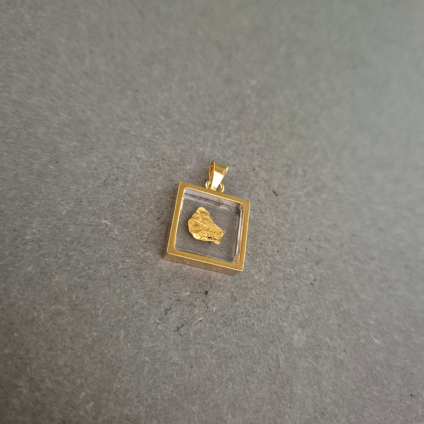 Goldener Anhänger mit Naturgold-Nugget – Elegantes Unikat im Rahmen