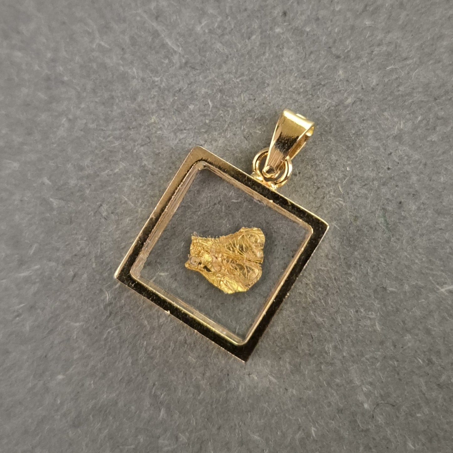Goldener Anhänger mit Naturgold-Nugget – Elegantes Unikat im Rahmen