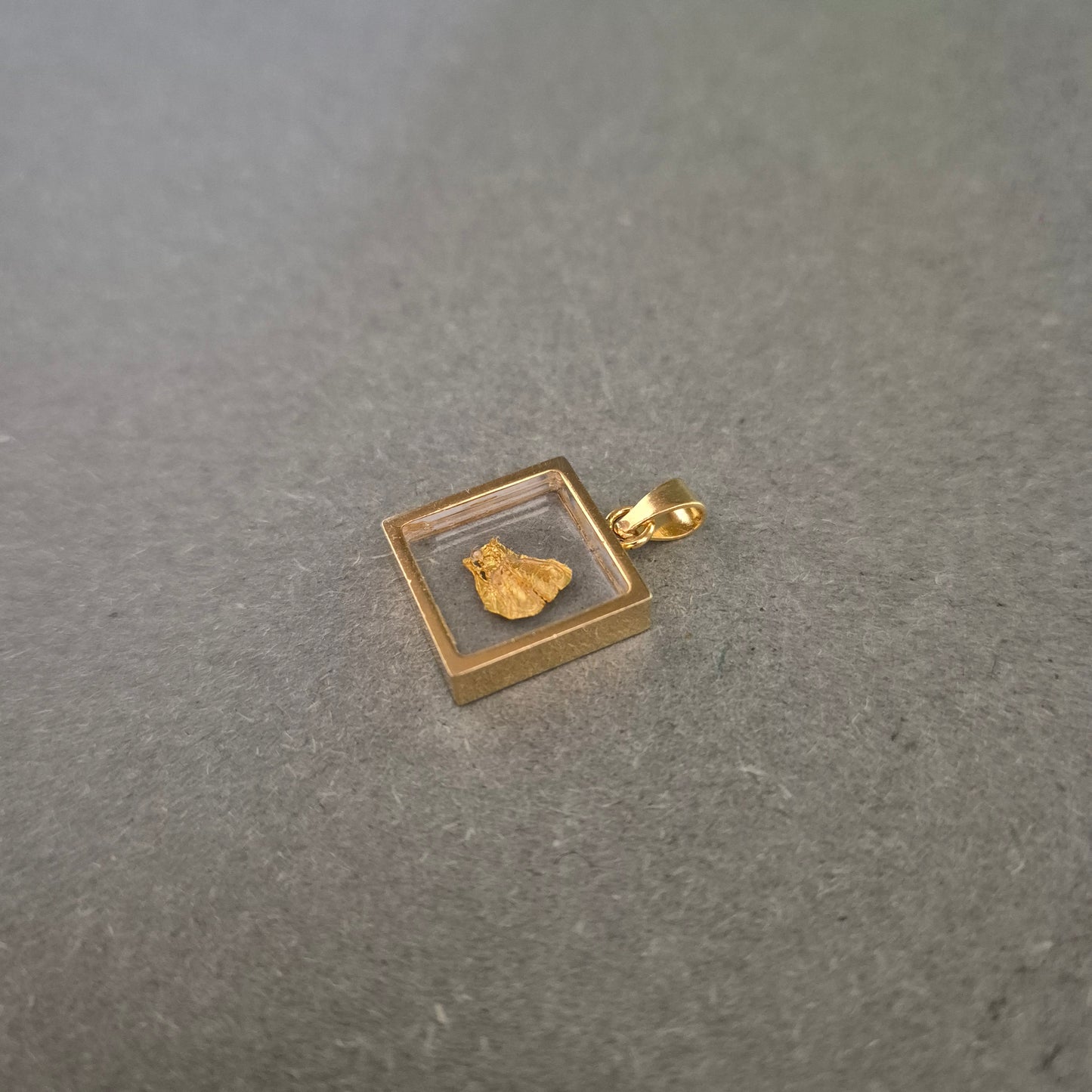 Goldener Anhänger mit Naturgold-Nugget – Elegantes Unikat im Rahmen