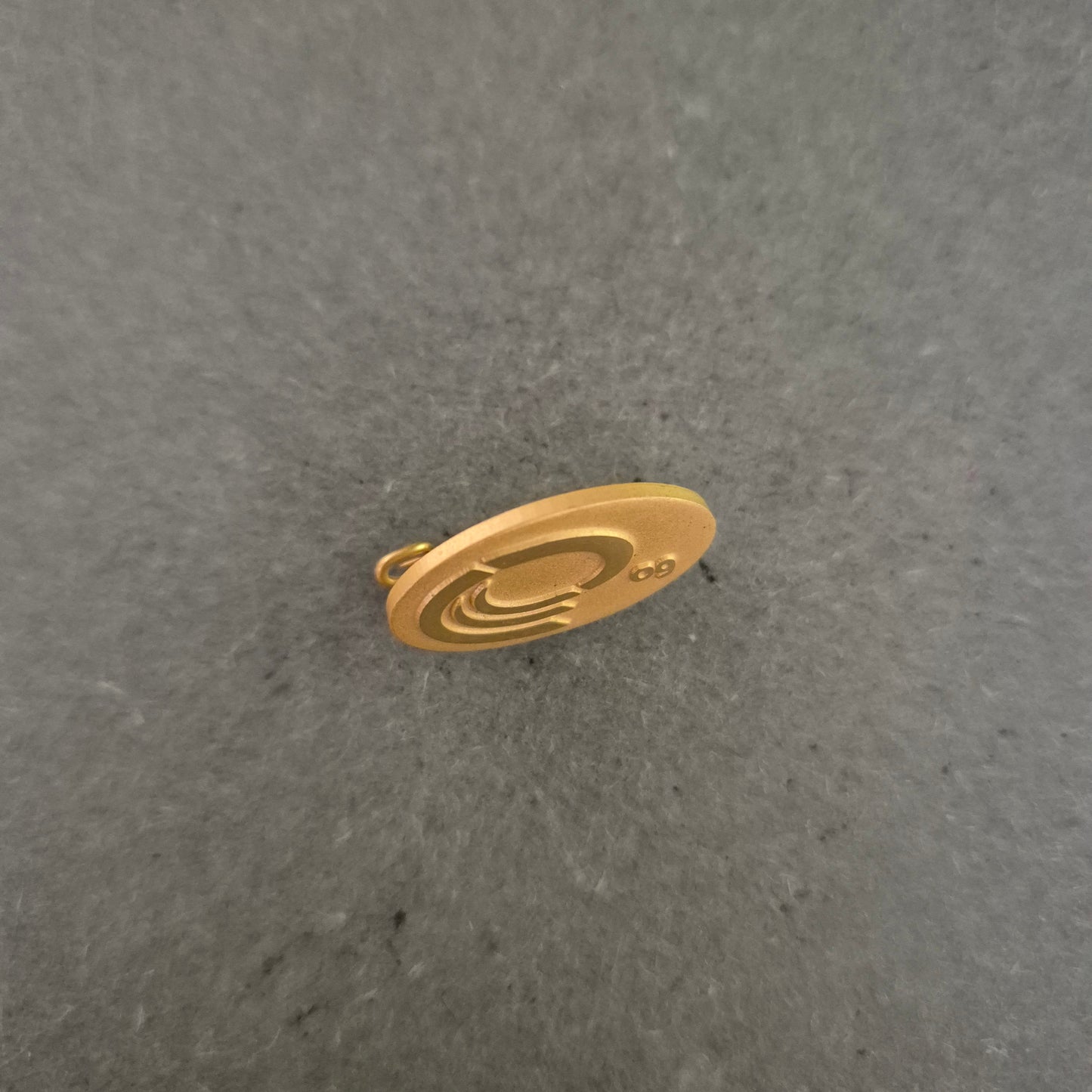 Goldfarbener Pin „60 Jahre“ – Jubiläumsanstecker mit stilisiertem Logo