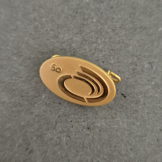 Goldfarbener Pin „60 Jahre“ – Jubiläumsanstecker mit stilisiertem Logo