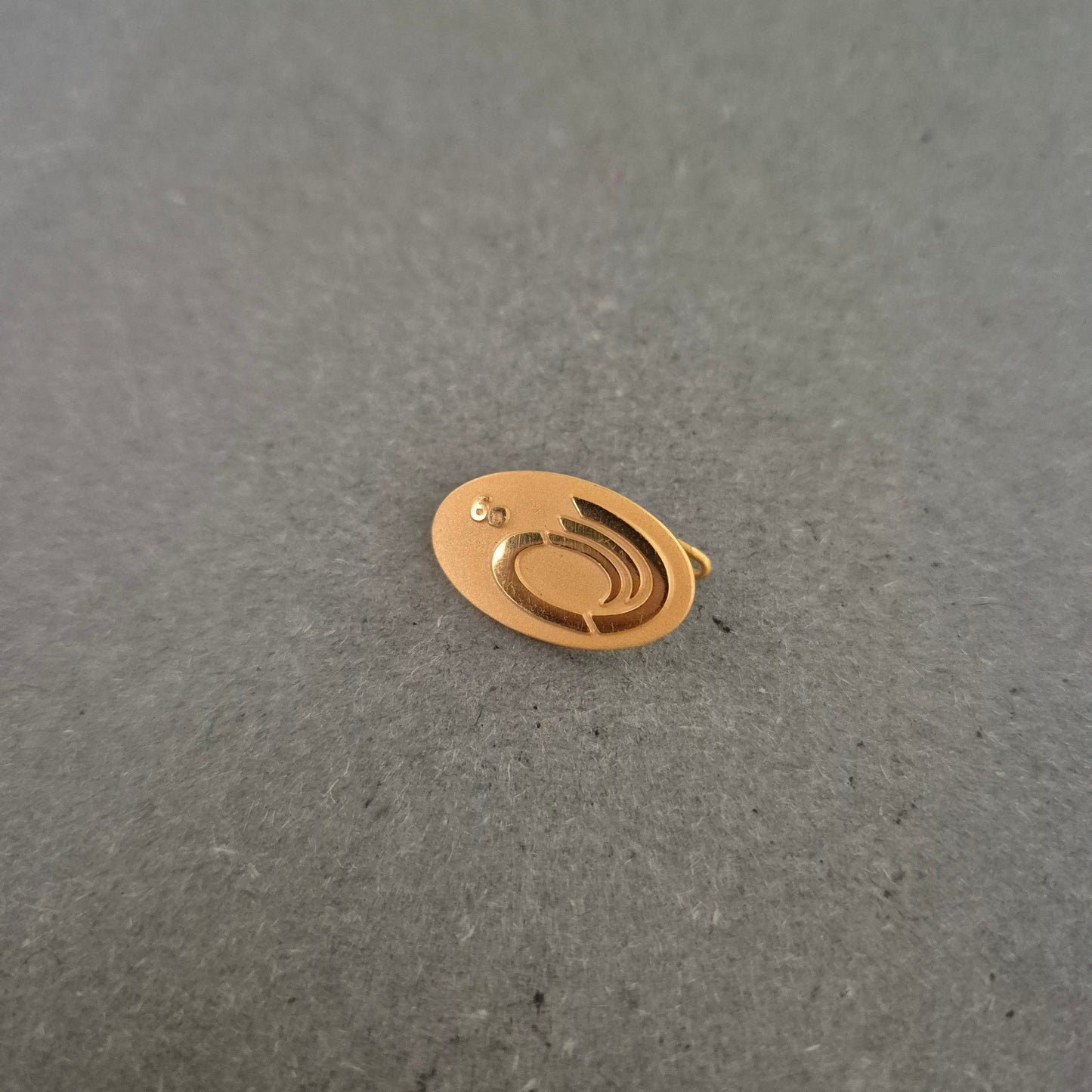 Goldfarbener Pin „60 Jahre“ – Jubiläumsanstecker mit stilisiertem Logo