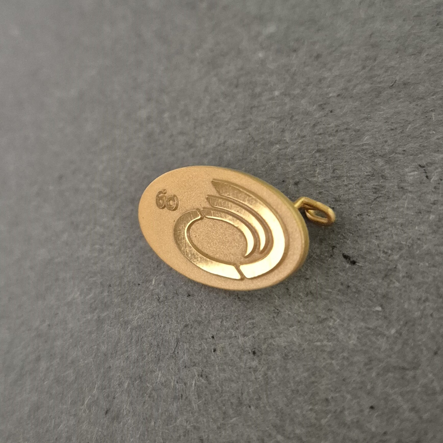 Goldfarbener Pin „60 Jahre“ – Jubiläumsanstecker mit stilisiertem Logo