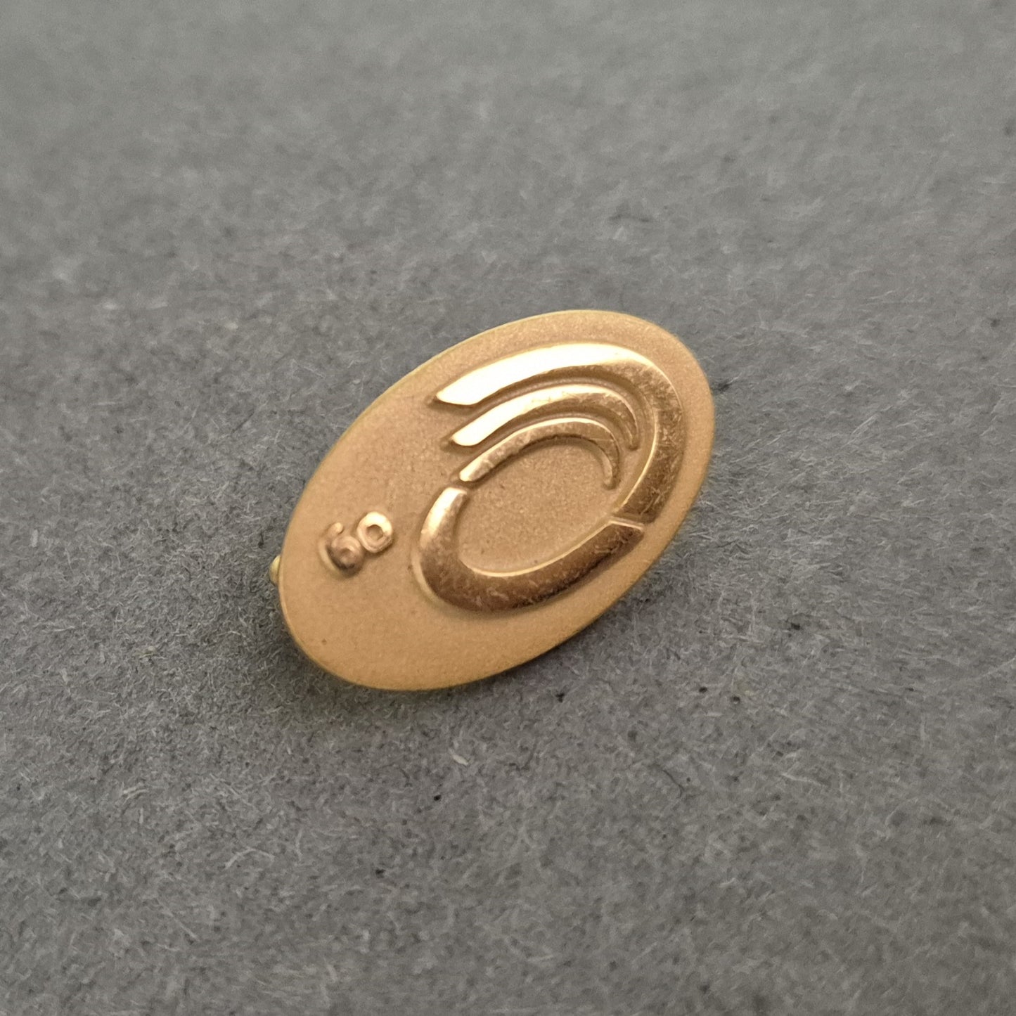 Goldfarbener Pin „60 Jahre“ – Jubiläumsanstecker mit stilisiertem Logo