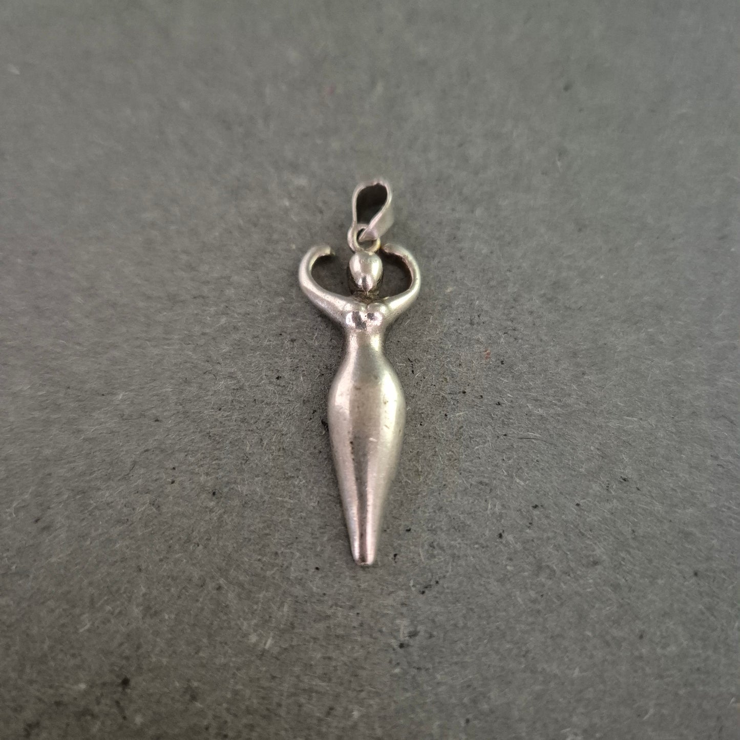 Silberanhänger Göttin – Symbol der Weiblichkeit und Kraft