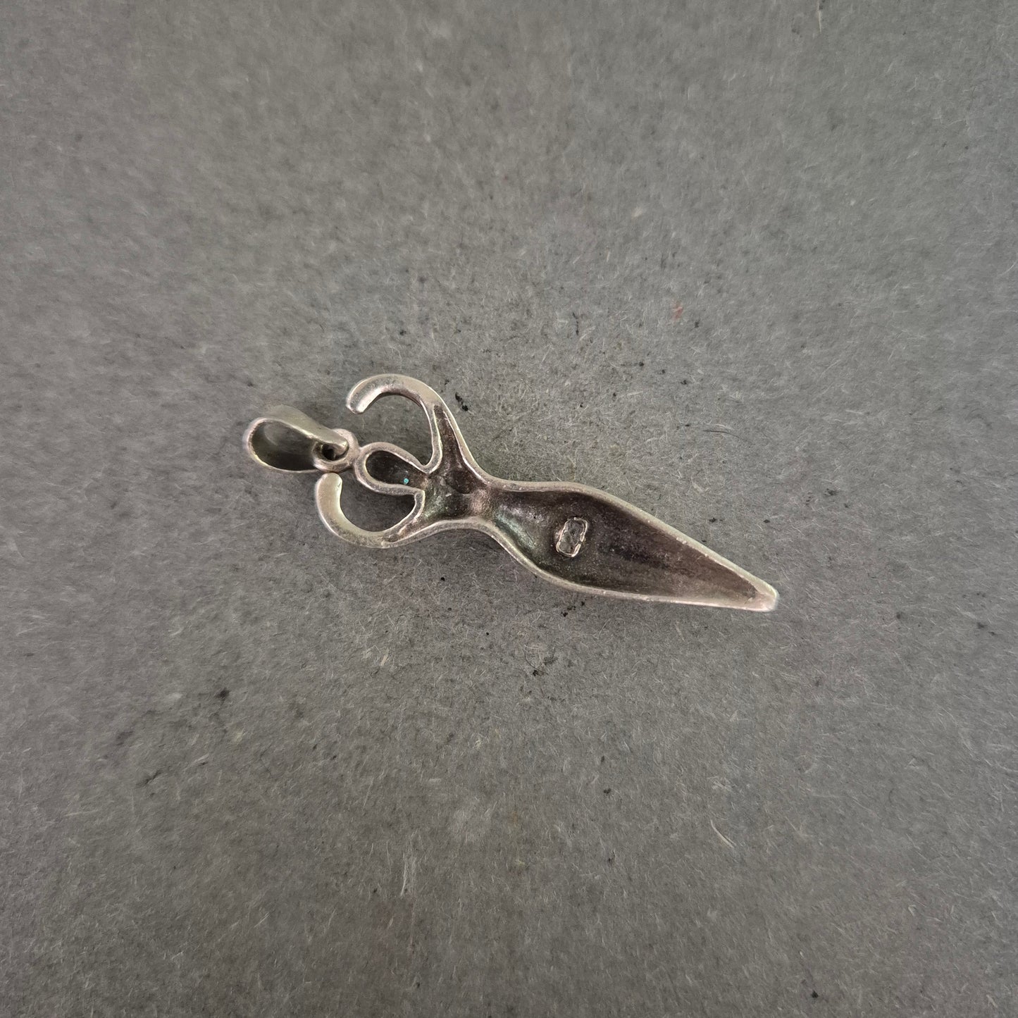 Silberanhänger Göttin – Symbol der Weiblichkeit und Kraft