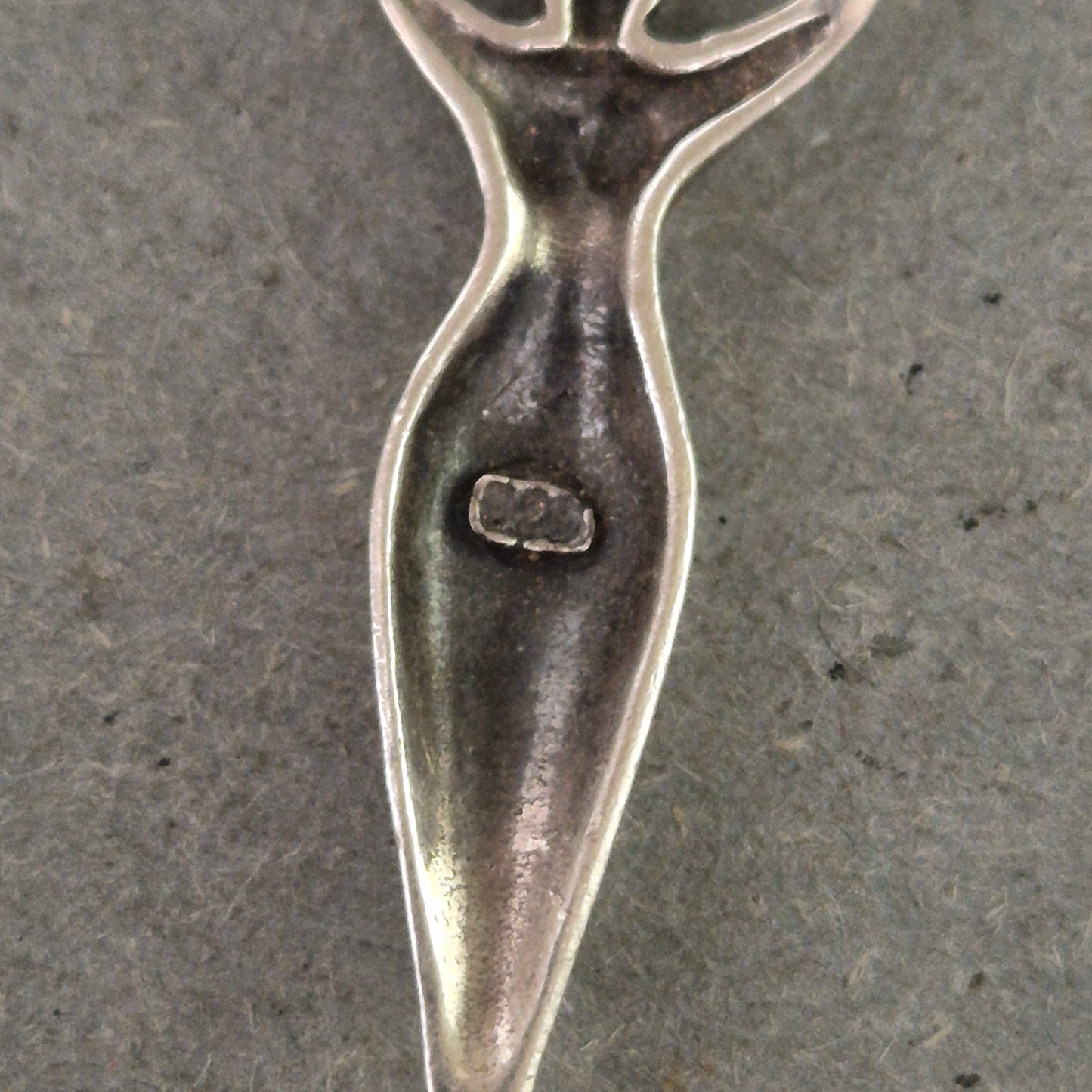 Silberanhänger Göttin – Symbol der Weiblichkeit und Kraft