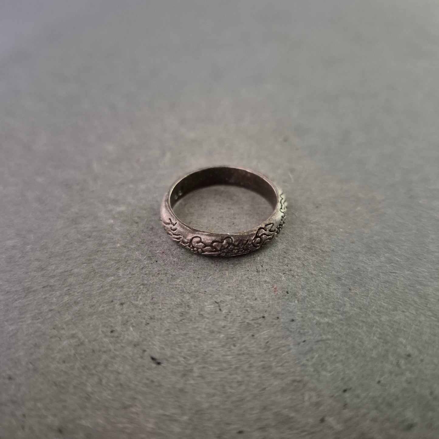 Vintage Silberring mit floralem Muster – Detailreiche Handwerkskunst