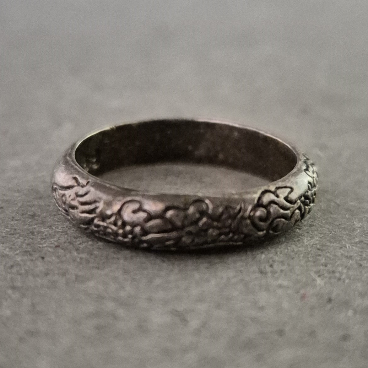 Vintage Silberring mit floralem Muster – Detailreiche Handwerkskunst