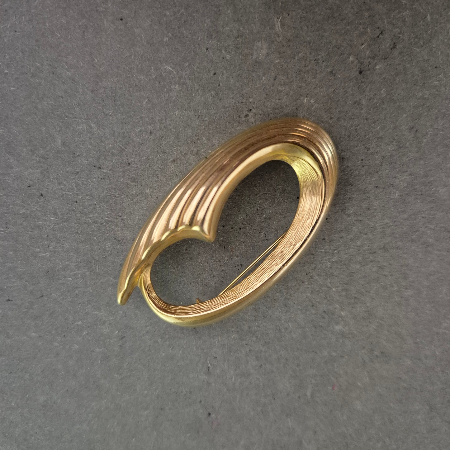 Vintage Brosche in Goldoptik – Schwungvolles Design der 80er