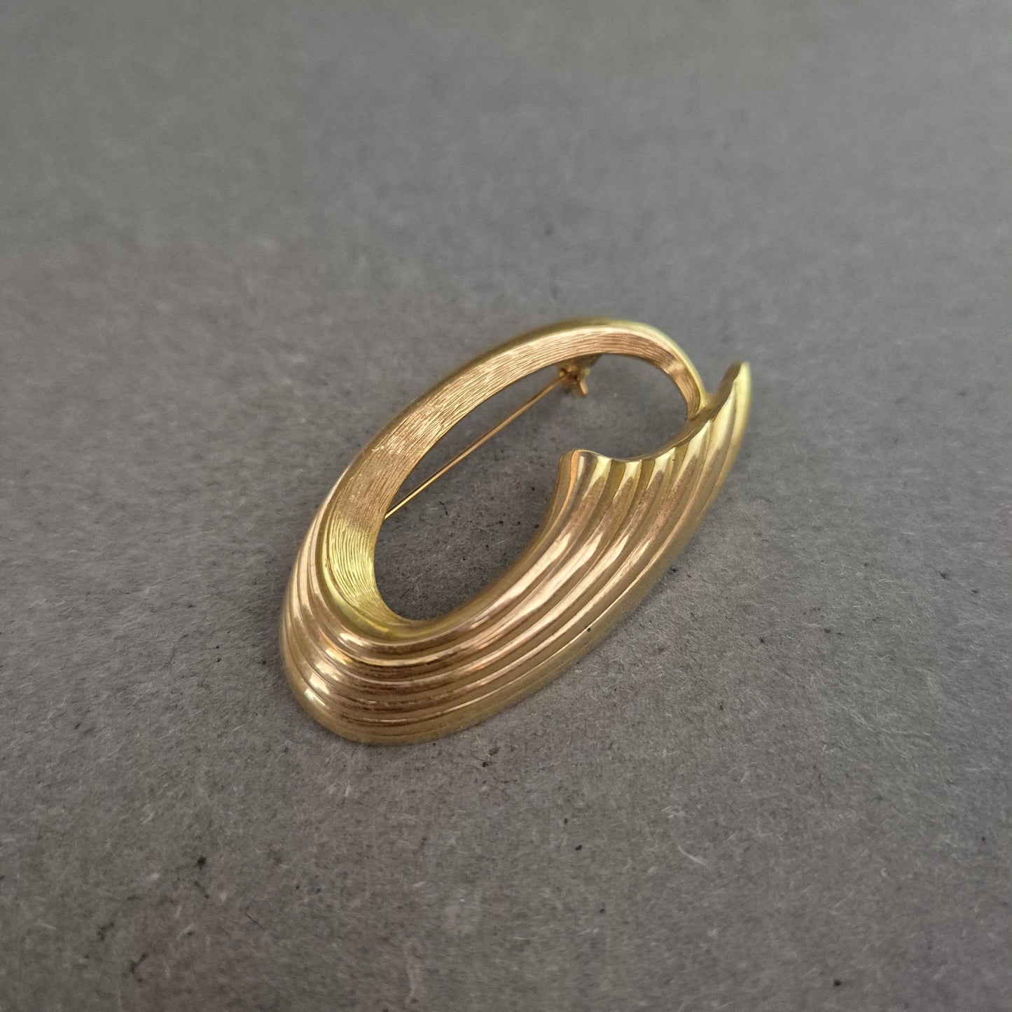 Vintage Brosche in Goldoptik – Schwungvolles Design der 80er