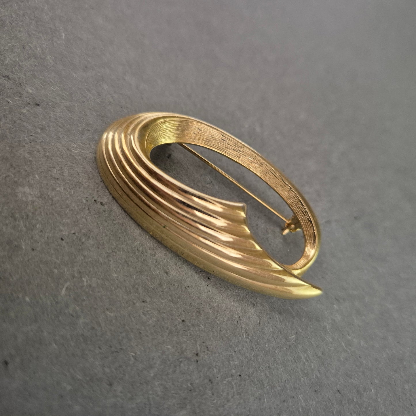 Vintage Brosche in Goldoptik – Schwungvolles Design der 80er