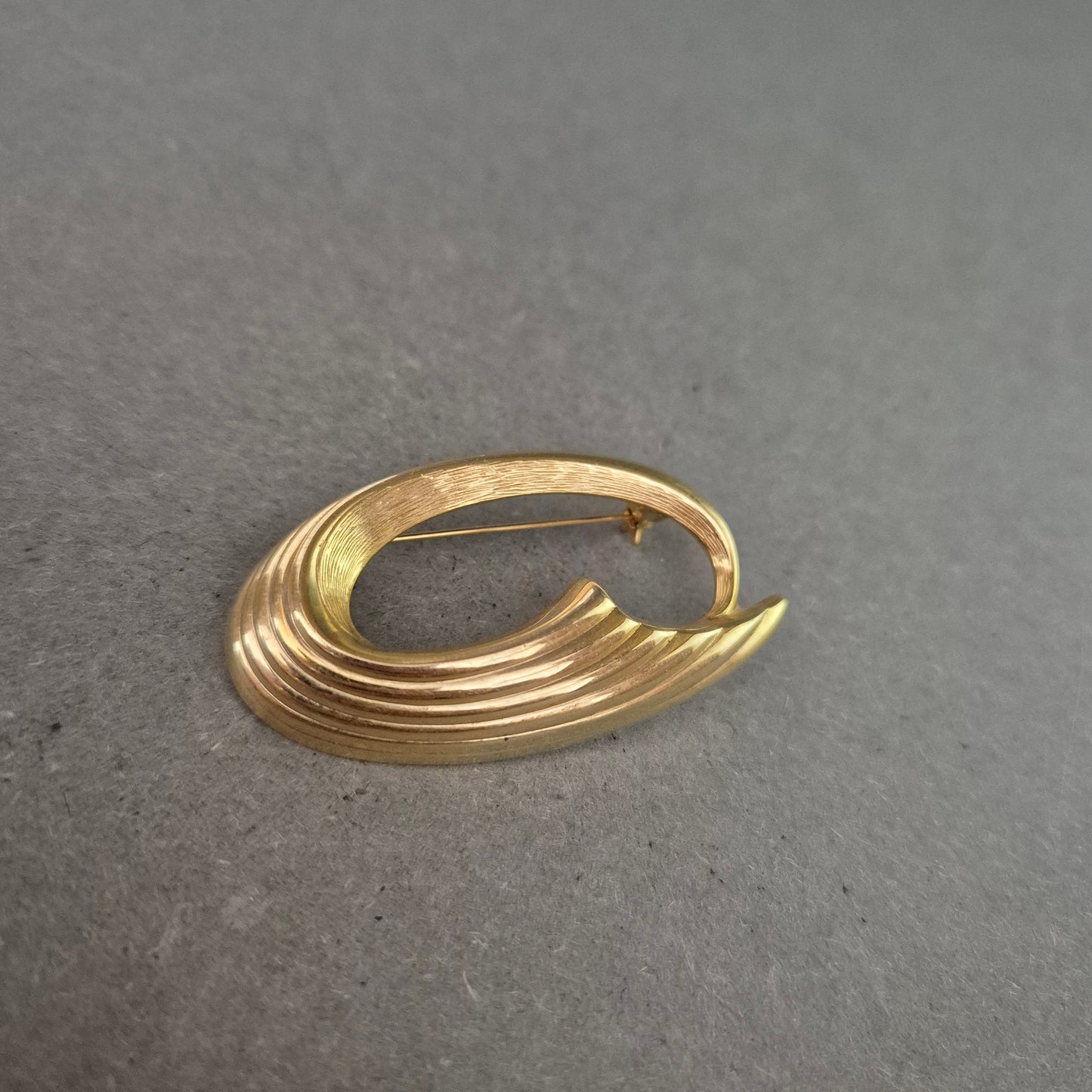 Vintage Brosche in Goldoptik – Schwungvolles Design der 80er