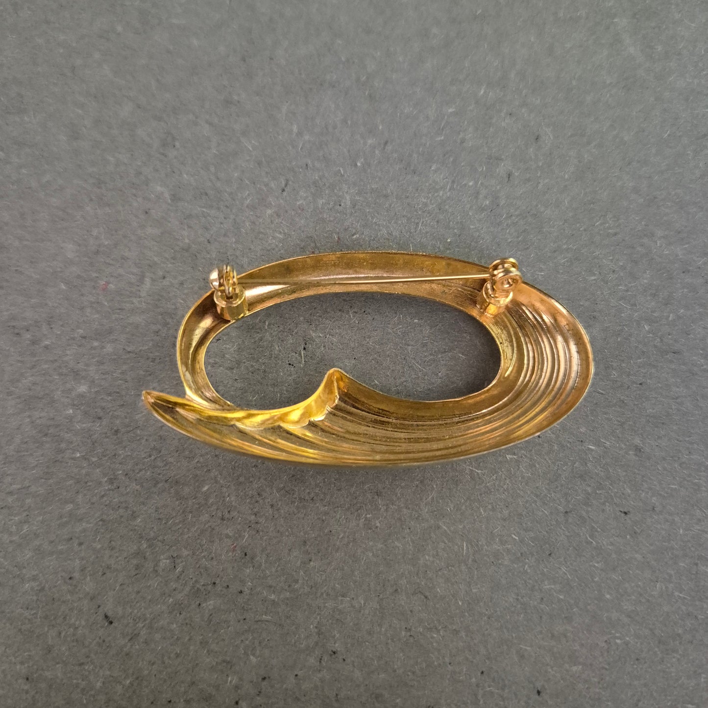 Vintage Brosche in Goldoptik – Schwungvolles Design der 80er