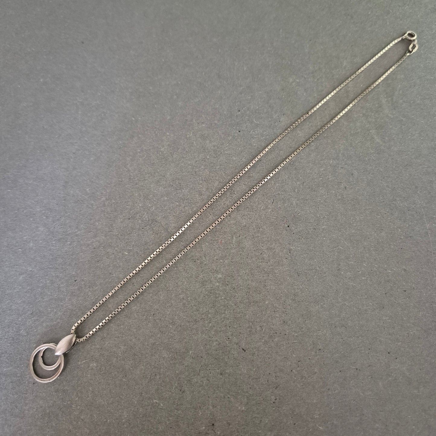 Moderne Halskette aus Silber – Kreismotiv mit stilvollem Anhänger