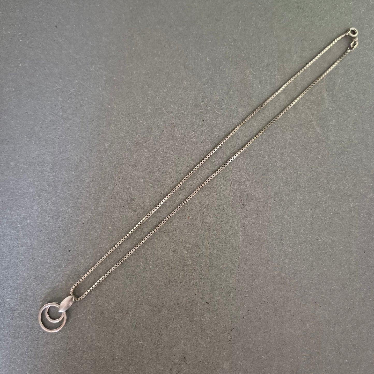 Moderne Halskette aus Silber – Kreismotiv mit stilvollem Anhänger