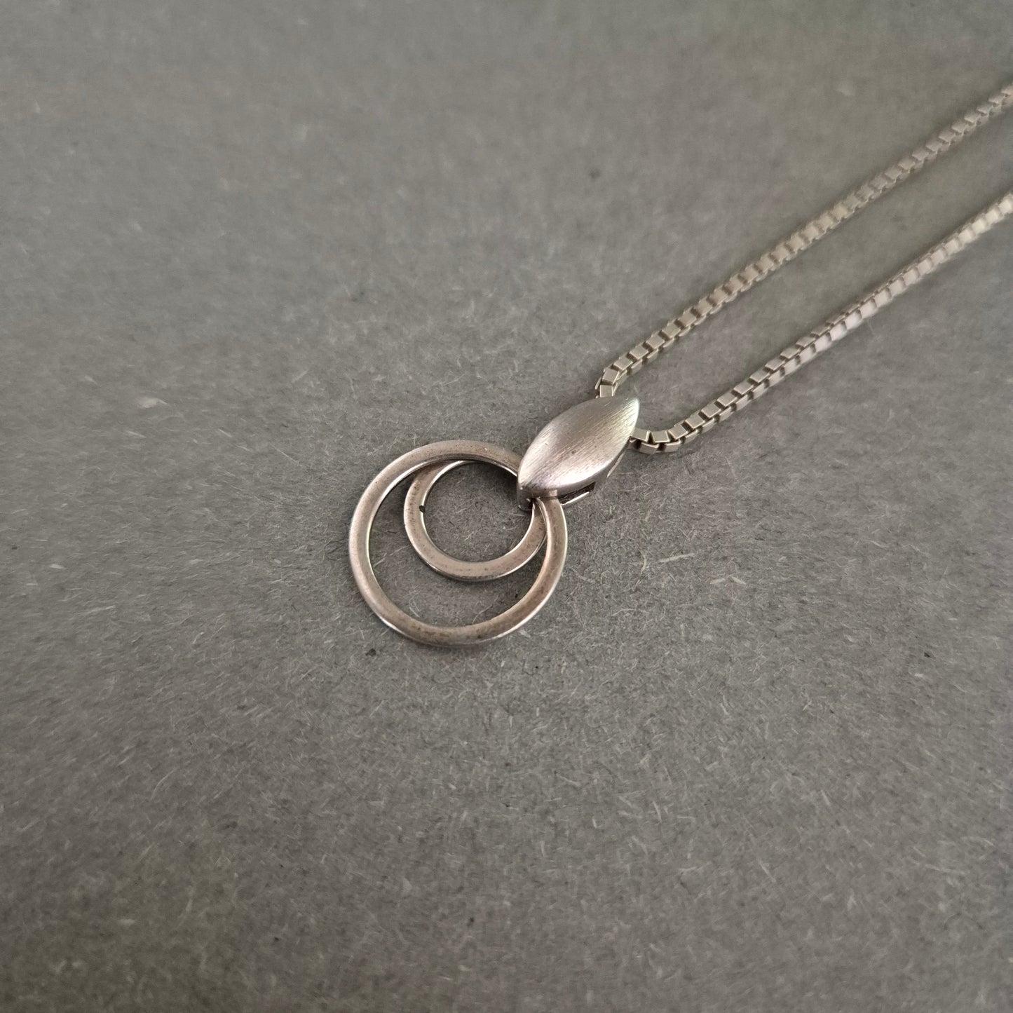 Moderne Halskette aus Silber – Kreismotiv mit stilvollem Anhänger