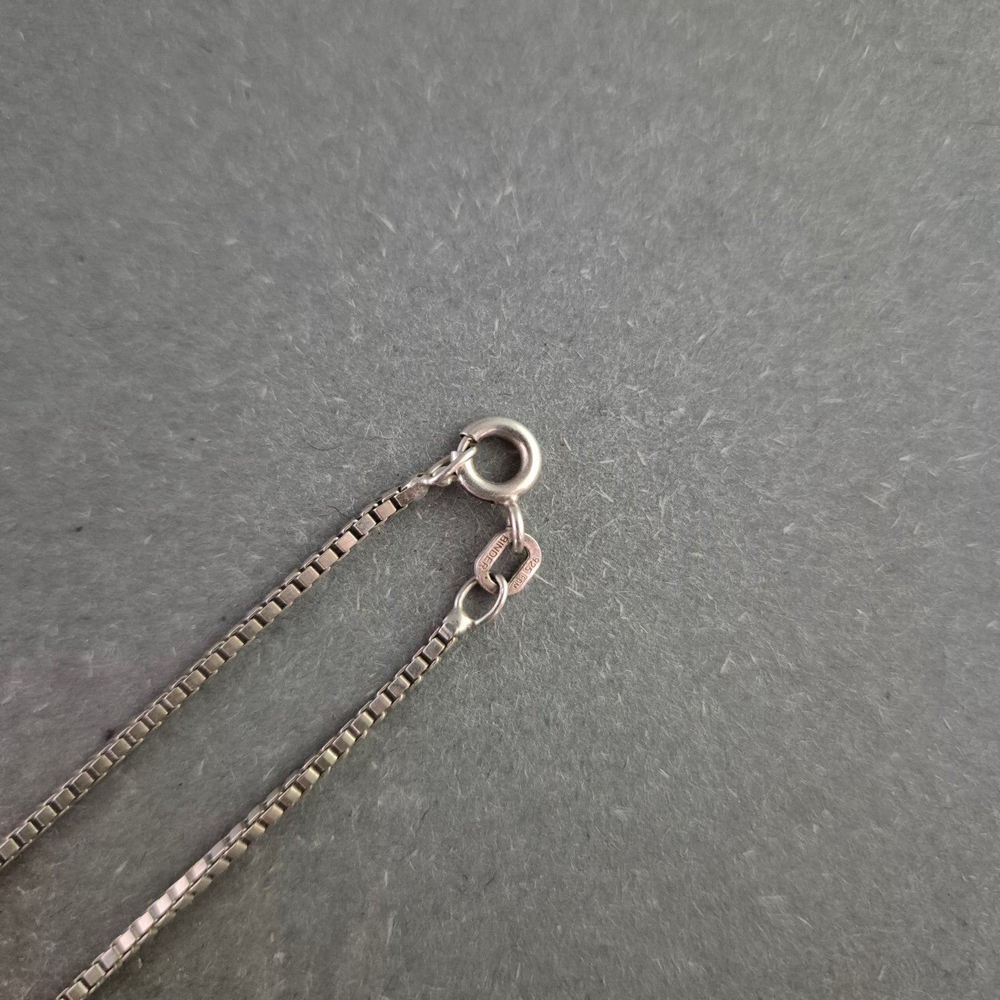 Moderne Halskette aus Silber – Kreismotiv mit stilvollem Anhänger