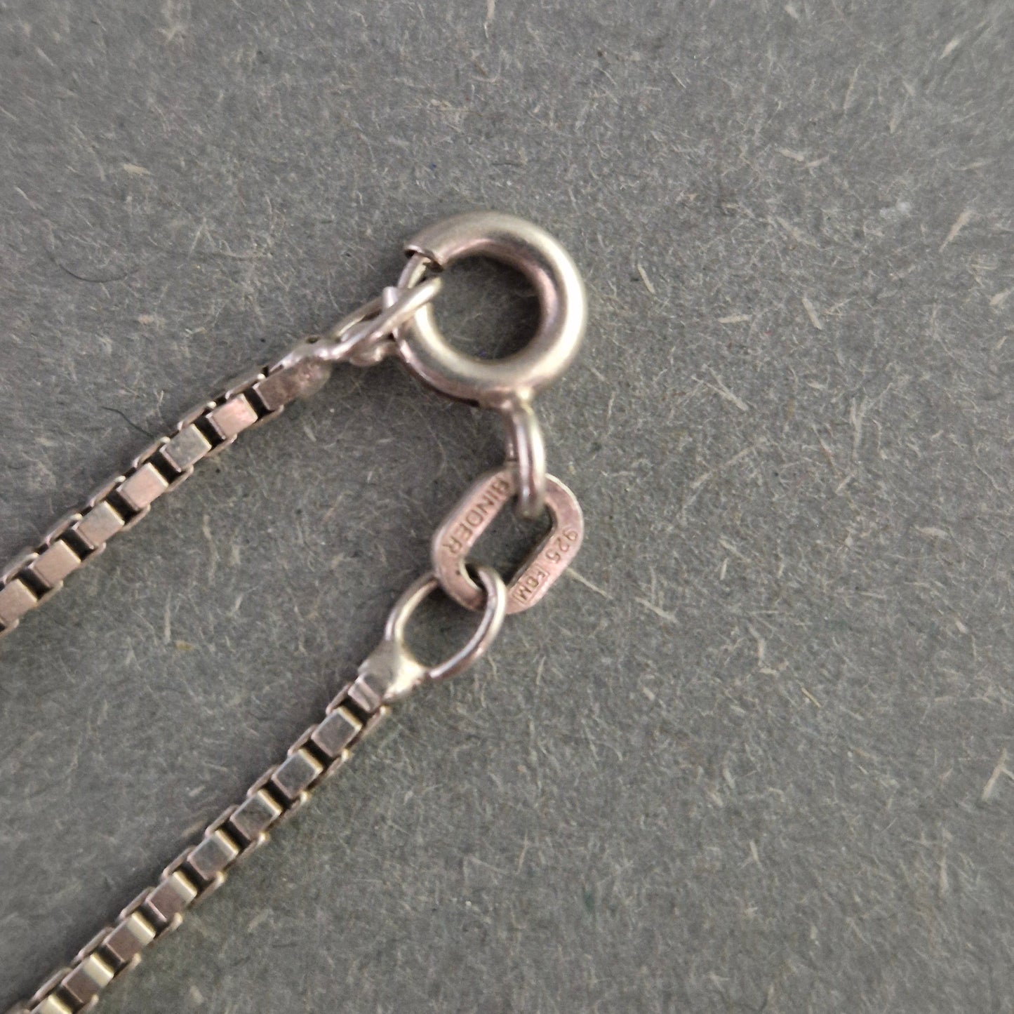 Moderne Halskette aus Silber – Kreismotiv mit stilvollem Anhänger