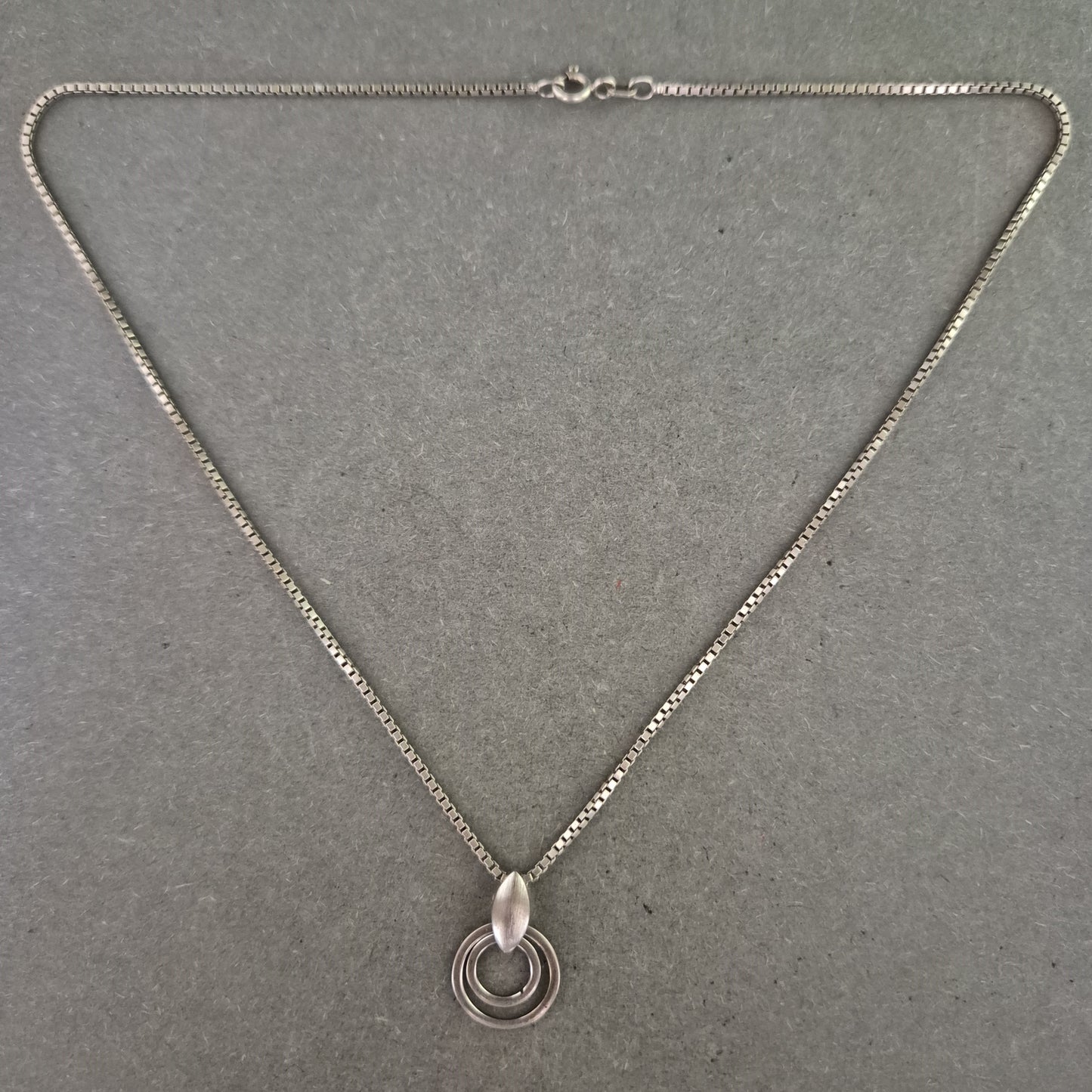 Moderne Halskette aus Silber – Kreismotiv mit stilvollem Anhänger