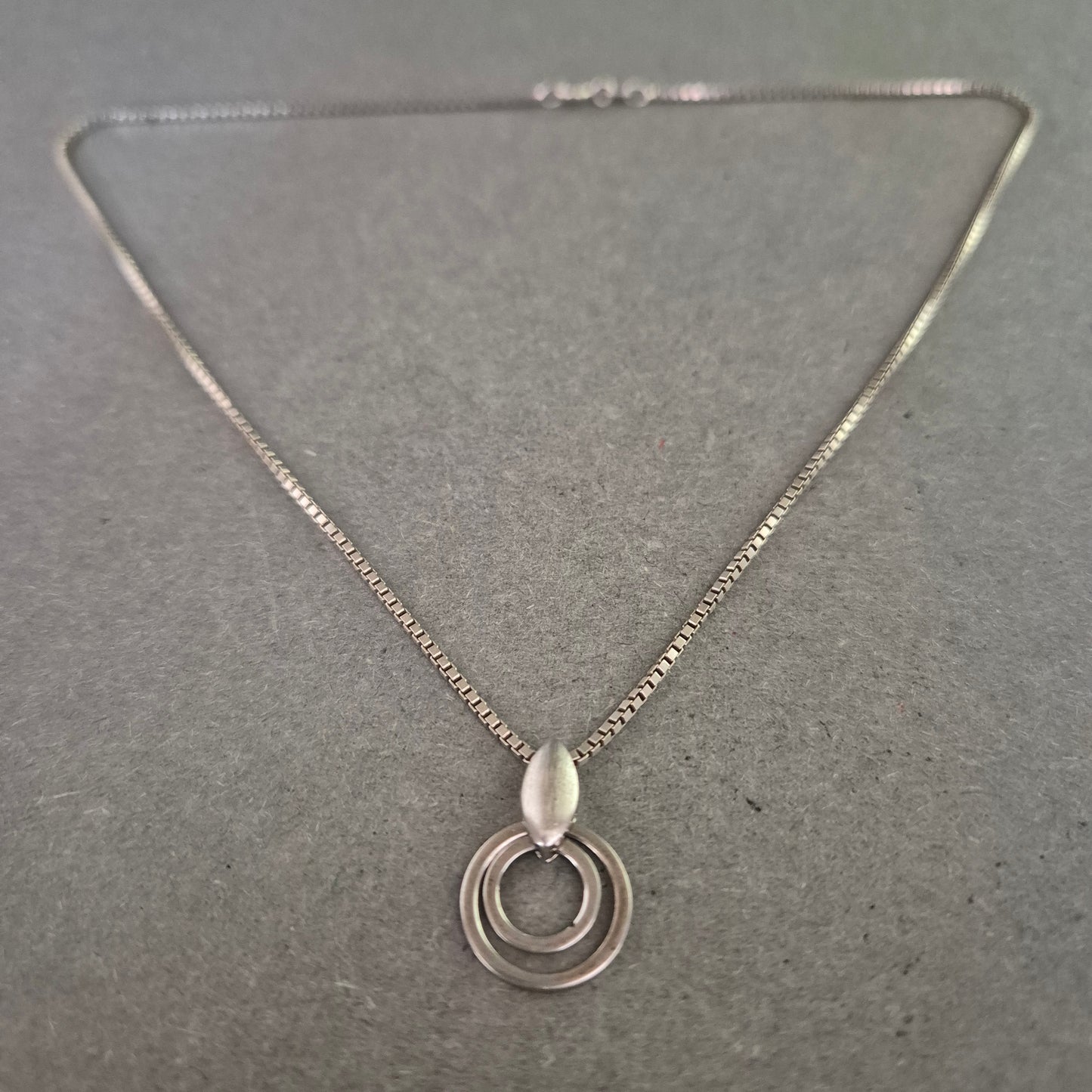 Moderne Halskette aus Silber – Kreismotiv mit stilvollem Anhänger