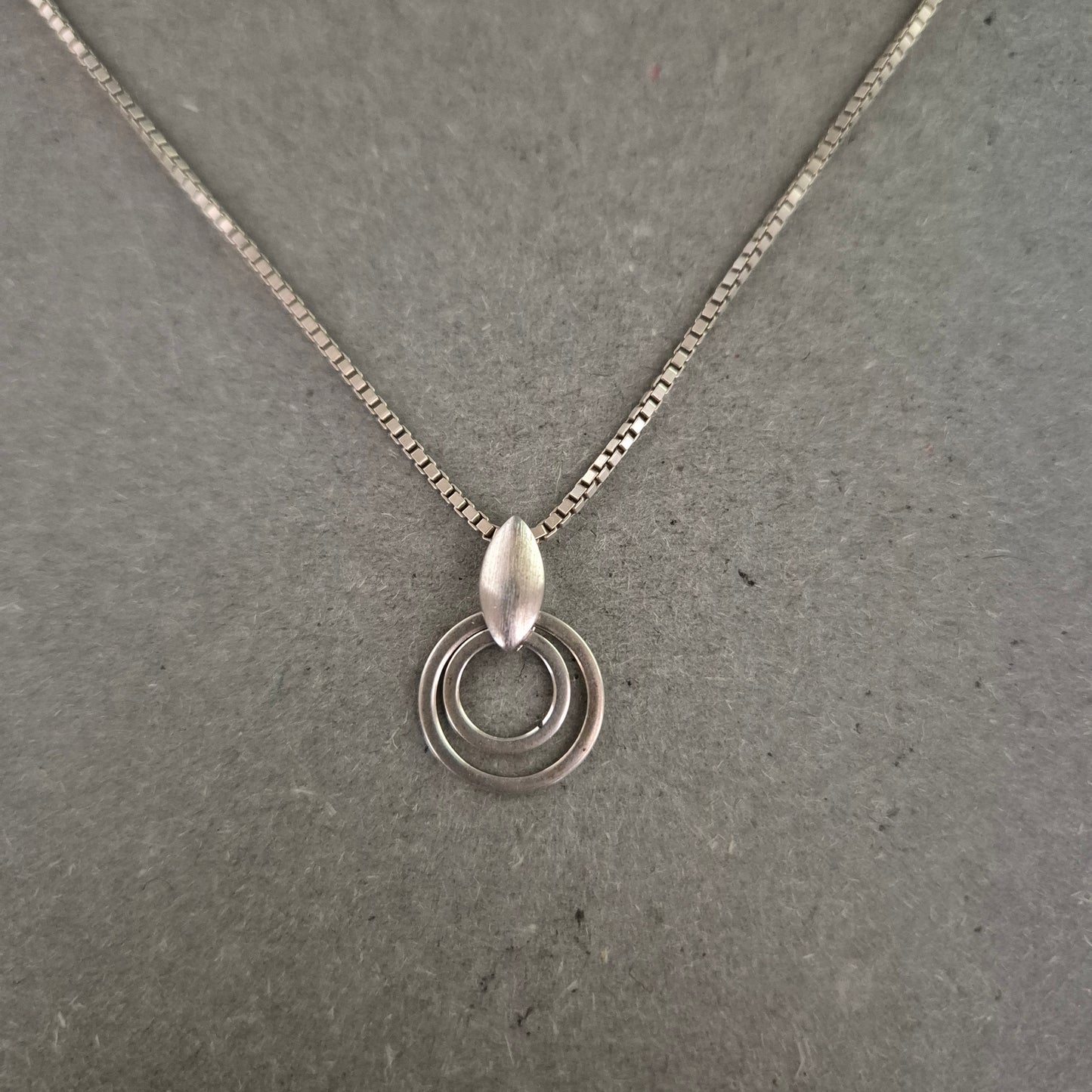 Moderne Halskette aus Silber – Kreismotiv mit stilvollem Anhänger