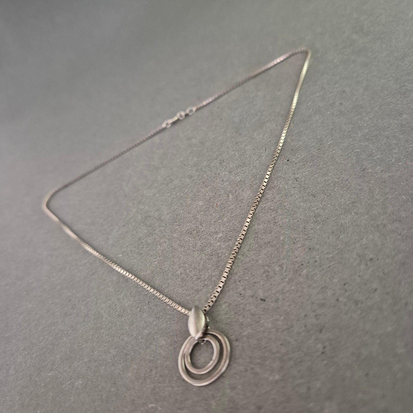 Moderne Halskette aus Silber – Kreismotiv mit stilvollem Anhänger