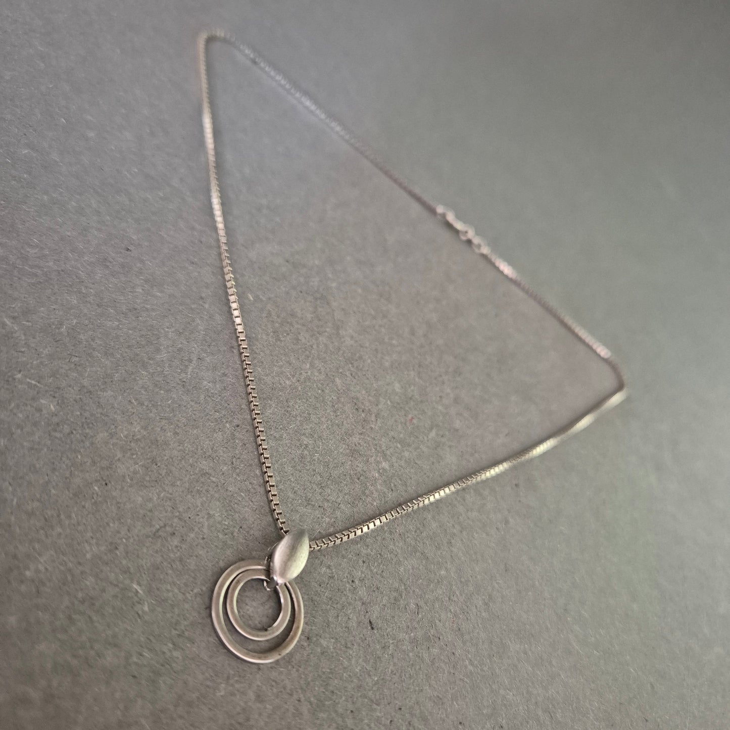 Moderne Halskette aus Silber – Kreismotiv mit stilvollem Anhänger