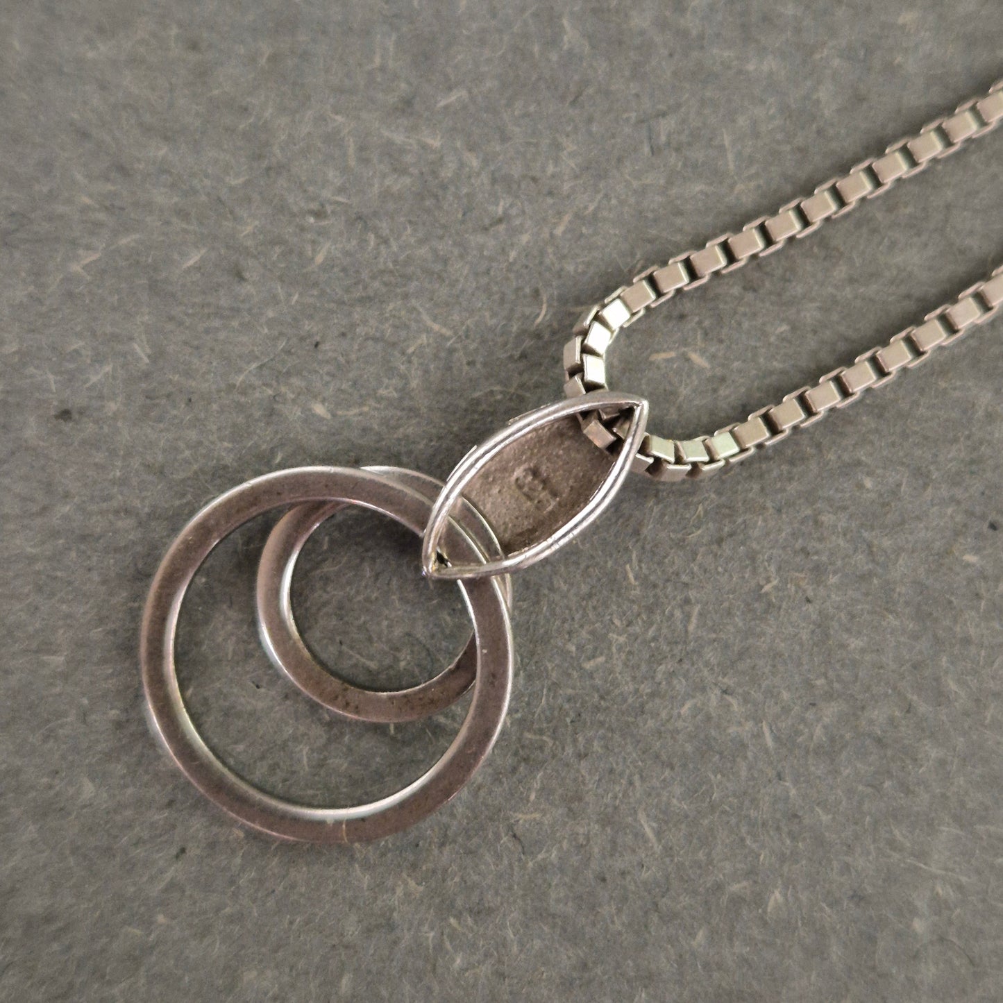 Moderne Halskette aus Silber – Kreismotiv mit stilvollem Anhänger