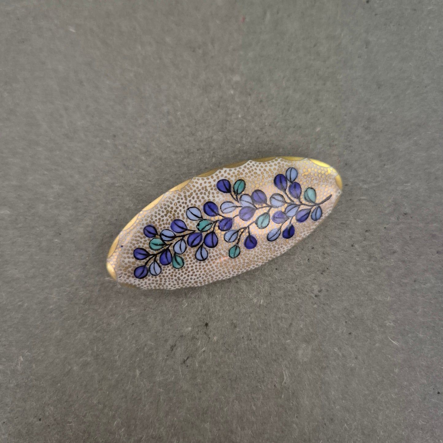 Handbemalte Emaille-Brosche mit floralem Motiv – Japanischer Stil