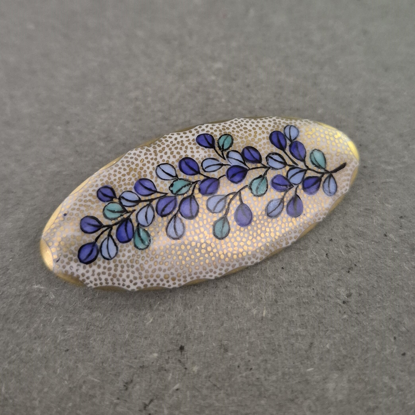 Handbemalte Emaille-Brosche mit floralem Motiv – Japanischer Stil