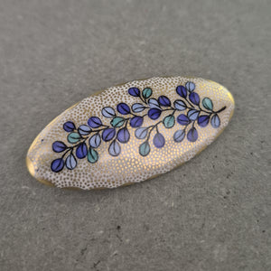 Handbemalte Emaille-Brosche mit floralem Motiv – Japanischer Stil
