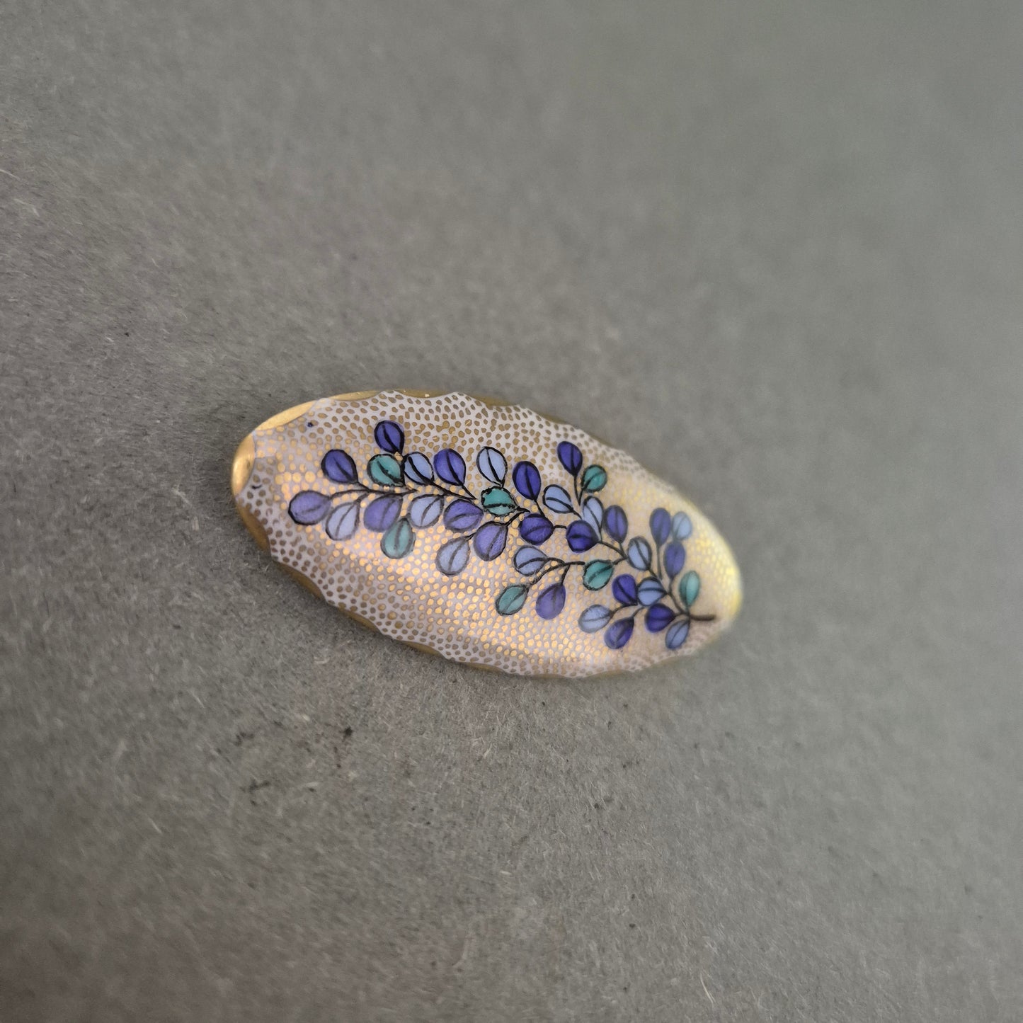 Handbemalte Emaille-Brosche mit floralem Motiv – Japanischer Stil