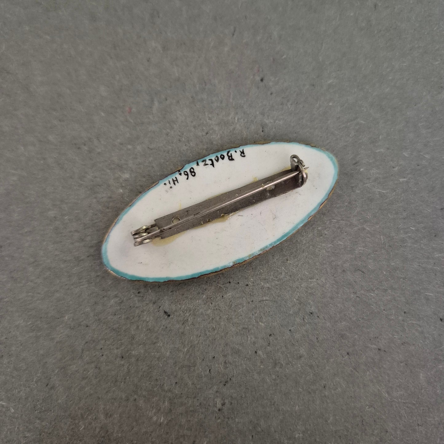 Handbemalte Emaille-Brosche mit floralem Motiv – Japanischer Stil