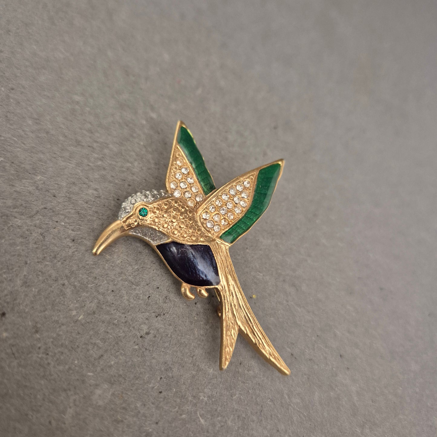 Glitzernde Kolibri-Brosche – Farbenfroher Vintage-Vogel in Goldoptik