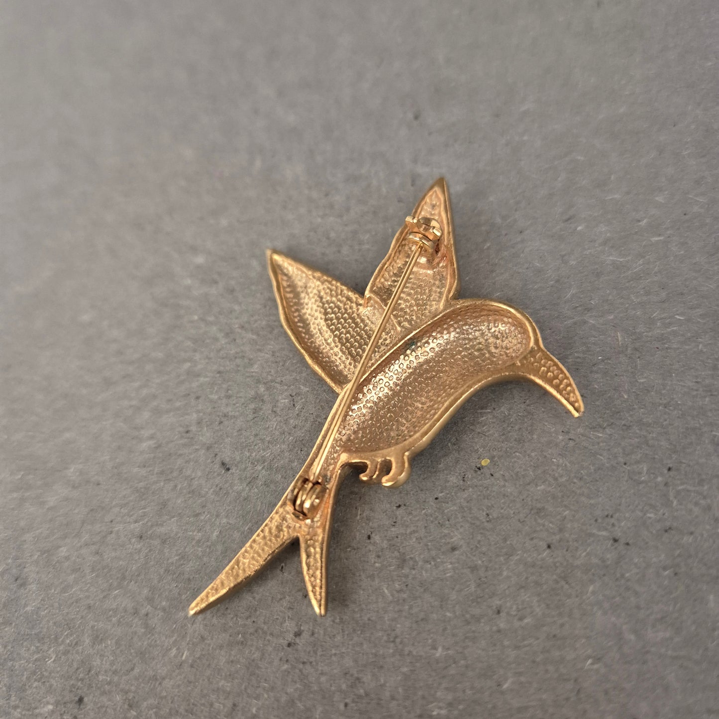 Glitzernde Kolibri-Brosche – Farbenfroher Vintage-Vogel in Goldoptik