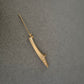 Elegante Goldbrosche mit Strass – Schlankes Design mit Glanzakzent